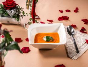 Paradeiscremesuppe mit Schafkäsebällchen | Foto: Pilot Production Paradeiscremesuppe mit Schafkäsebällchen