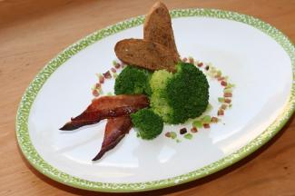 Brokkolisalat mit Speck und Schwarzbrotkrusteln