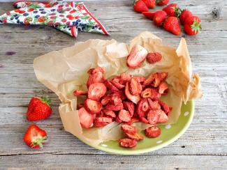 Getrocknete Erdbeerchips