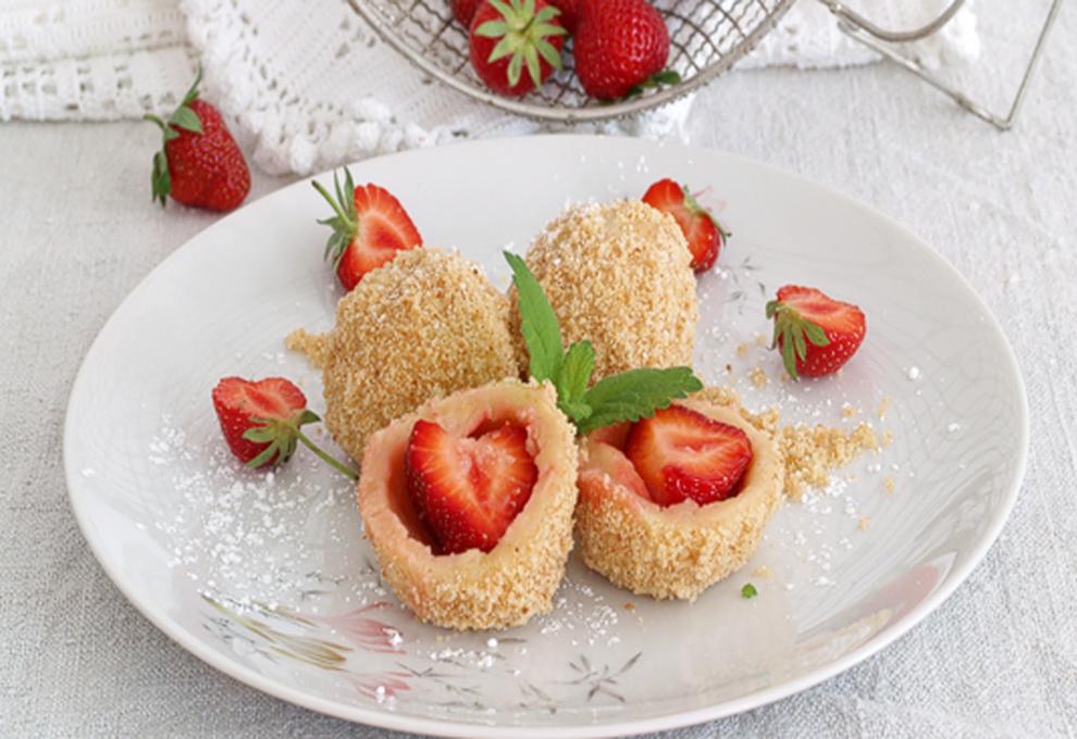 Brandteig-Knödel mit Erdbeeren 