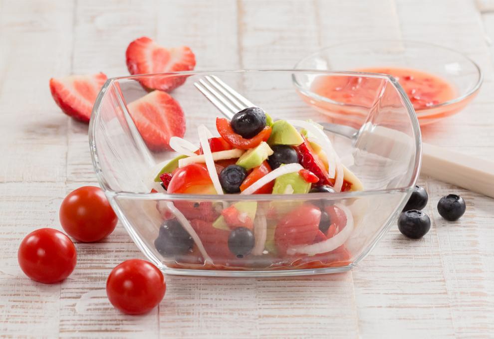 Paradeisersalat mit Früchten und Erdbeer-Zwiebel-Dressing