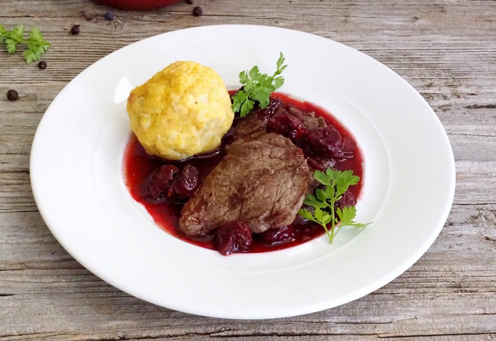 Rehschnitzel auf Kirschragout mit Briocheknödeln