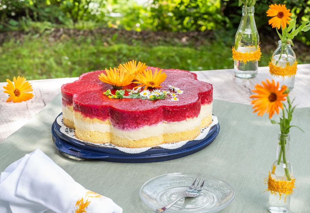 Biskuittorte mit Himbeerspiegel