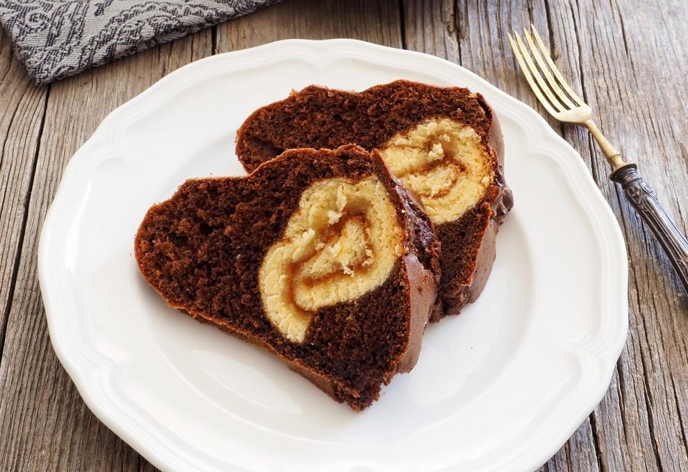 Schokoladegugelhupf mit Biskuitrouladenkern