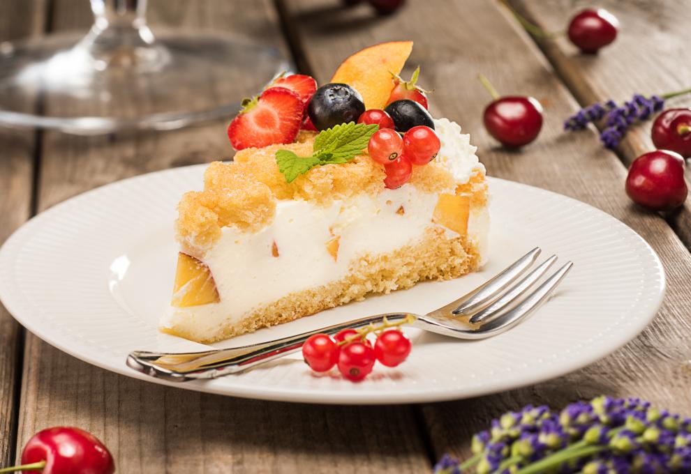 Topfen-Nektarinen-Torte mit bunten Beeren