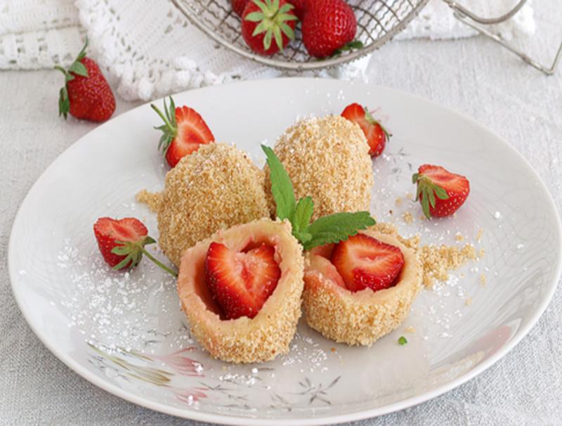 Brandteig-Knödel mit Erdbeeren 