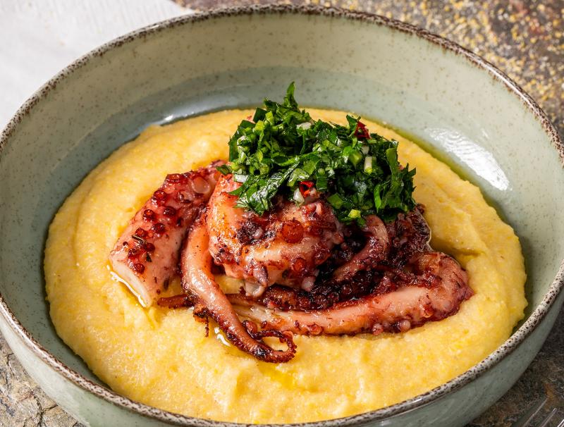 Gegrillter Oktopus mit Gremolata und Thymianpolenta | Foto: Pilot Production Gegrillter Oktopus mit Gremolata und Thymianpolenta