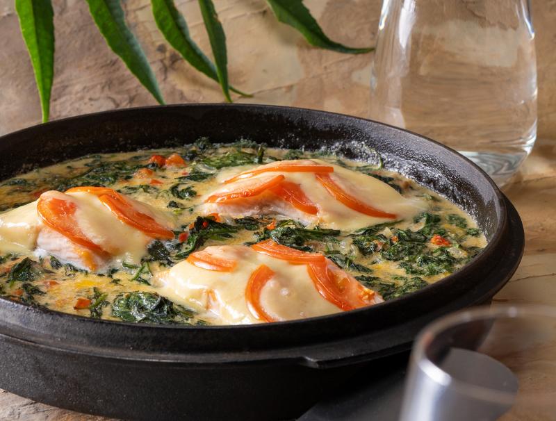 Gratinierte Lachsforelle auf Paradeiserspinat | Foto: Pilot Production Gratinierte Lachsforelle auf Paradeiserspinat