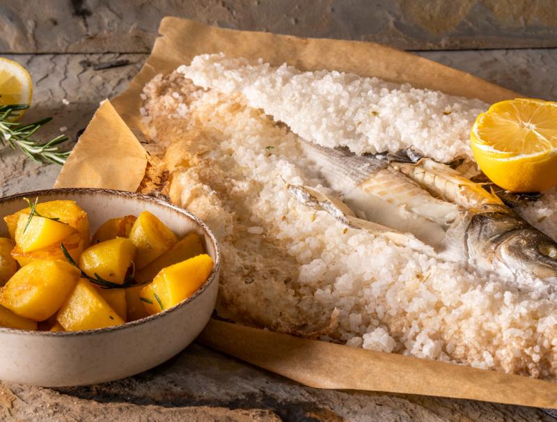 Wolfsbarsch in der Salzkruste | Foto: Pilot Production Wolfsbarsch in der Salzkruste