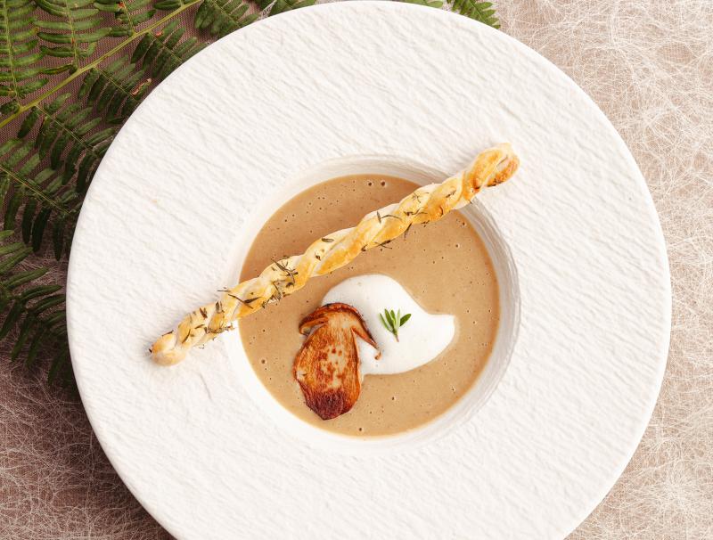 Steinpilzcappuccino mit Knusperstangerl | Foto: Wolfgang Hummer Steinpilzcappuccino mit Knusperstangerl